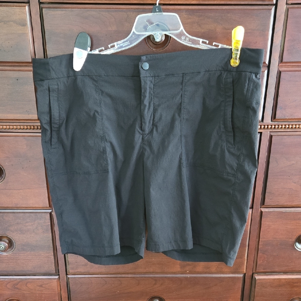 Women's Athleta Trekkie Bermuda 2.0  Size 20 Black